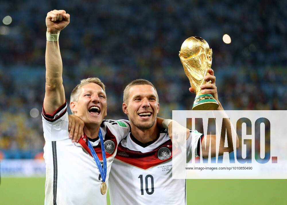 Jubelnde Fußballspieler mit WM-Pokal – Fußball-Weltmeisterschaft Tippspiel Erfolge mit tippevent